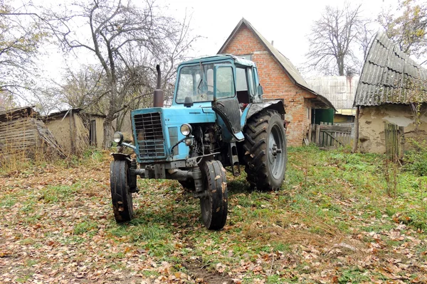 Un tracteur sur le champ d'herbe. Ville tracteur — Photo