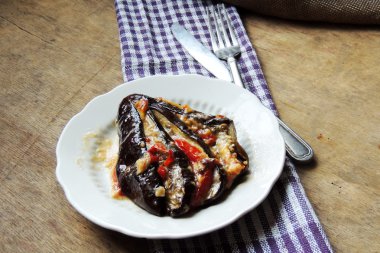 A yelpaze şeklinde fırında patlıcan