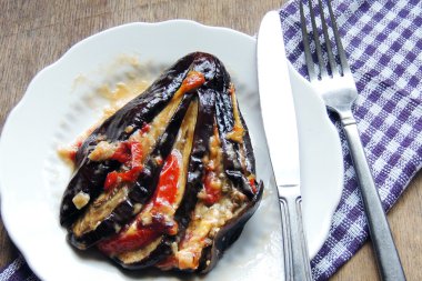 A yelpaze şeklinde fırında patlıcan