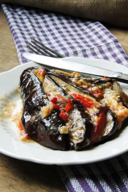 A yelpaze şeklinde fırında patlıcan