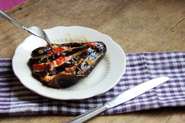 A yelpaze şeklinde fırında patlıcan