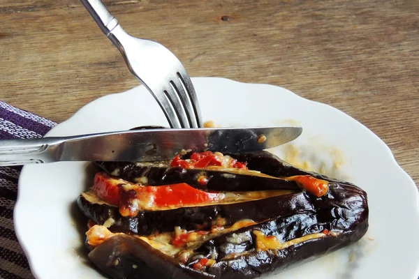 Aubergine, gebakken in de vorm van een fan — Stockfoto