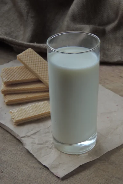 Milk and waffles — Stock Photo, Image