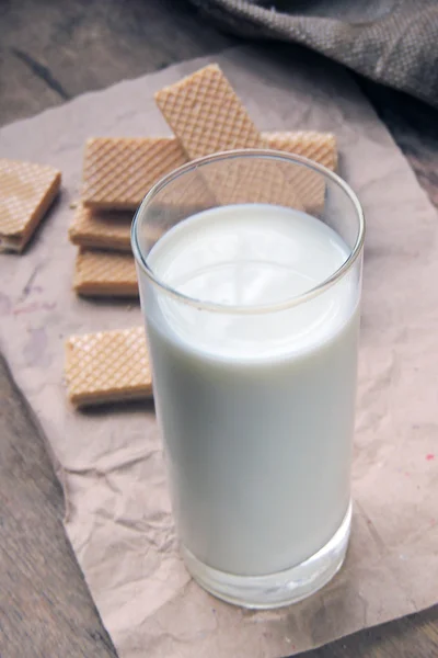Молоко и вафли — стоковое фото
