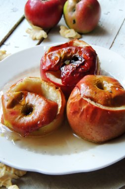 Bal ile pişmiş elma