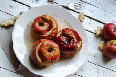 Bal ile pişmiş elma