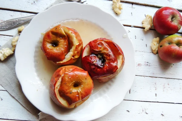 Bal ile pişmiş elma