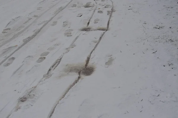 雪の中の足跡は 雲の上の地平線に到達する — ストック写真