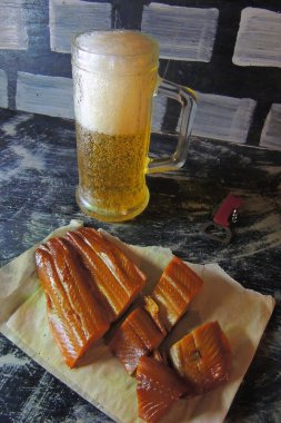 Bir bardak light bira, füme balık, çıtır kraker ve tuz.