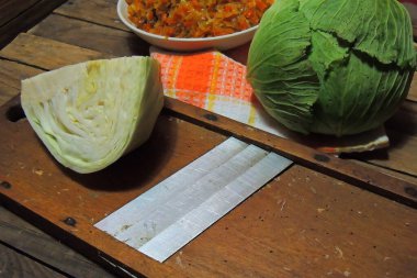 Köy tarzında, eski, karanlık arka planda haşlanmış lahana. Üst görünüm