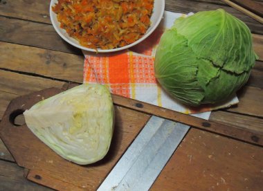 Köy tarzında, eski, karanlık arka planda haşlanmış lahana. Üst görünüm