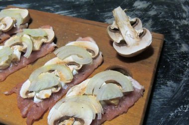 Kuru meyveli ve fındıklı börek. Tekstil ve mutfak eşyalarıyla dolu gri bir masa. Kırsal yemek tarzı.