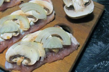 Kuru meyveli ve fındıklı börek. Tekstil ve mutfak eşyalarıyla dolu gri bir masa. Kırsal yemek tarzı.