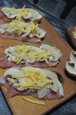 Kuru meyveli ve fındıklı börek. Tekstil ve mutfak eşyalarıyla dolu gri bir masa. Kırsal yemek tarzı.