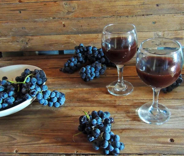 Kırmızı Şarap Bardakta Mermer Masa Zemininde Taze Üzüm Üst Manzara — Stok fotoğraf