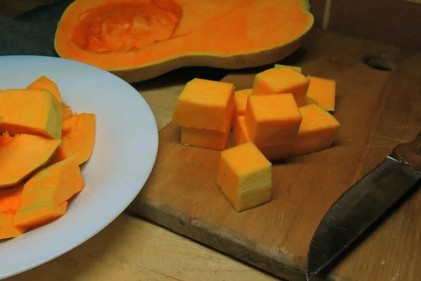 Slices Raw Orange Pumpkin Glass Pan Prepared Stew Wood Ancient — Stock Photo, Image