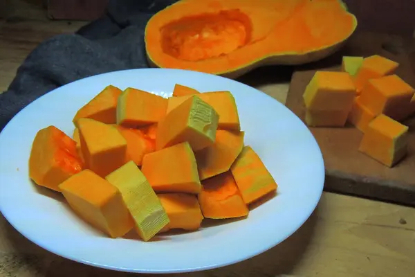 Slices Raw Orange Pumpkin Glass Pan Prepared Stew Wood Ancient — Stock Photo, Image