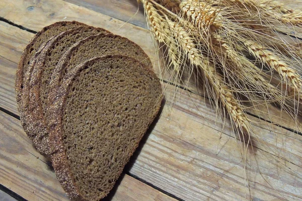 Уши Ржаной Пшеницы Ломтики Свежеиспеченного Хлеба Винтажный Медный Лоток Питания — стоковое фото