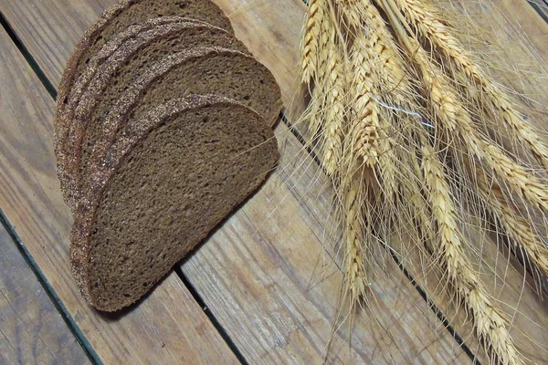Уши Ржаной Пшеницы Ломтики Свежеиспеченного Хлеба Винтажный Медный Лоток Питания — стоковое фото
