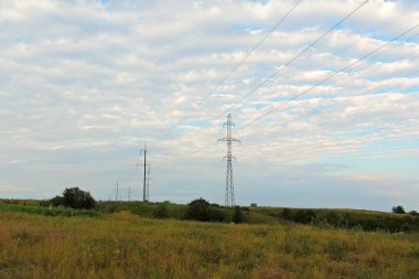 Güzel bulutları olan güç kulesinin gündoğumu.