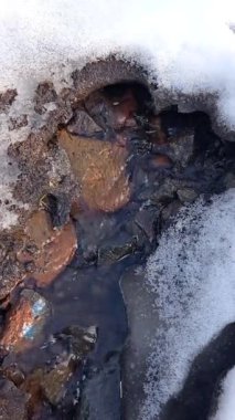 İlkbaharda kar erir.