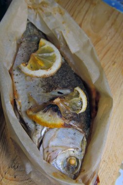 Limon ve dereotuyla doldurulmuş fırında alabalık.