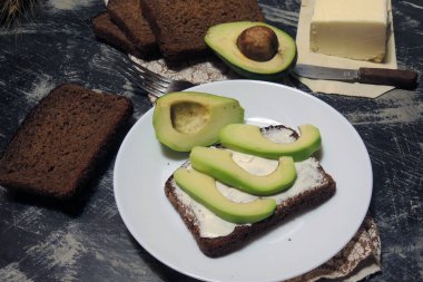 Taze yeşil avokado, yumurta ve pırasalı sandviç.