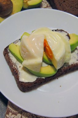 Taze yeşil avokado, yumurta ve pırasalı sandviç.