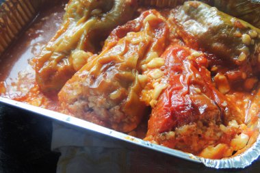 İspanyol İspanyol mezeleri. Baharatlı soslu tuzlu morina ile doldurulmuş tatlı biberler. Yakın çekim..