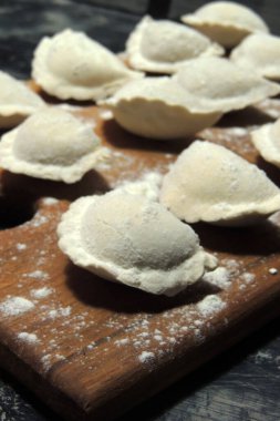 Geleneksel pelmeni ya da kesim tahtasında köfte. Ev yapımı yemek..