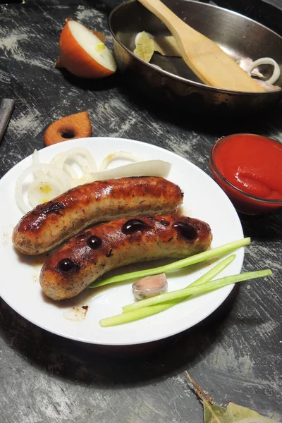 焼き肉ソーセージとジャガイモとトマト — ストック写真