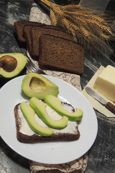 Sandwich Con Aguacate Verde Fresco Huevo Puerro — Foto de Stock