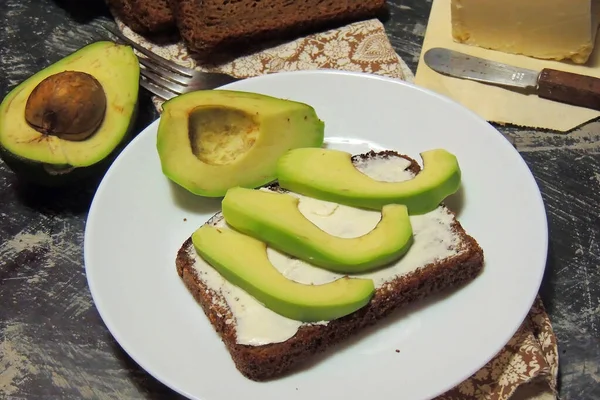 Sandwich Con Aguacate Verde Fresco Huevo Puerro — Foto de Stock