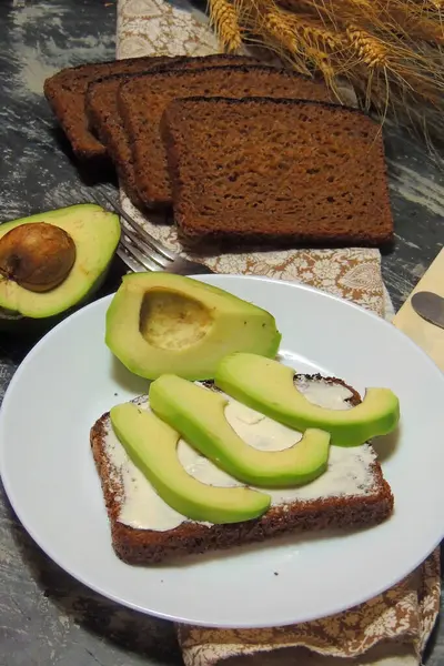 Sandwich Con Aguacate Verde Fresco Huevo Puerro — Foto de Stock