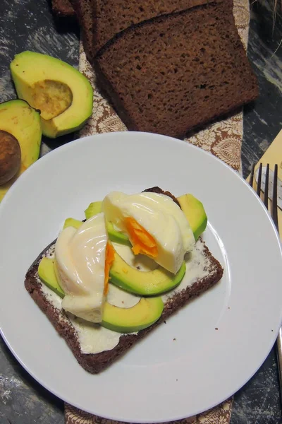 Sandwich Con Aguacate Verde Fresco Huevo Puerro — Foto de Stock