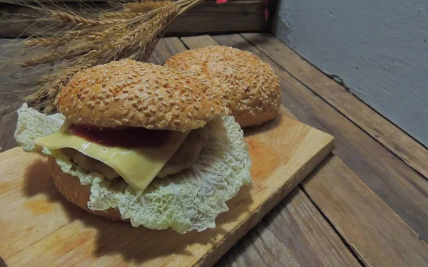 Hamburger Manzo Con Patatine Fritte Cotoletta Manzo Formaggio Salsa — Foto Stock