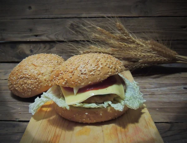 Hambúrgueres Carne Com Batatas Fritas Costeleta Carne Queijo Molho — Fotografia de Stock