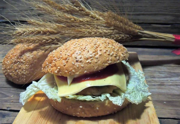 Hambúrgueres Carne Com Batatas Fritas Costeleta Carne Queijo Molho — Fotografia de Stock