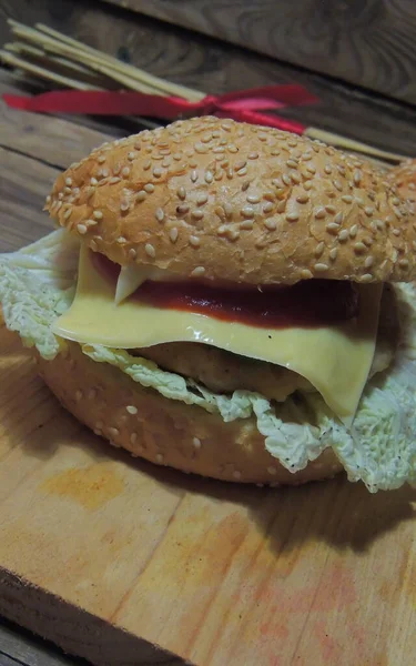 Rundhamburgers Met Frietjes Runderkotelet Kaas Saus — Stockfoto