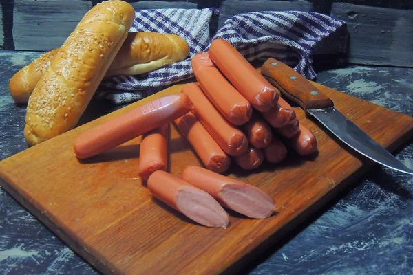 핫도그에 거트와 살사를 바르고 농어를 곁들인 요리입니다 위에서 — 스톡 사진