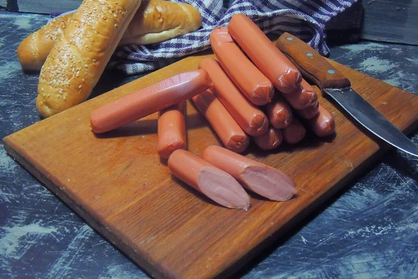 Υγιές Hot Dog Ντυμένο Γιαούρτι Και Αγγούρι Salsa Ραπανάκια Σκούρο — Φωτογραφία Αρχείου