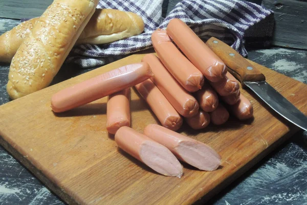 Hot Dog Saudável Vestido Com Iogurte Salsa Pepino Com Rabanetes — Fotografia de Stock