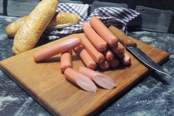 Hot Dog Saudável Vestido Com Iogurte Salsa Pepino Com Rabanetes — Fotografia de Stock