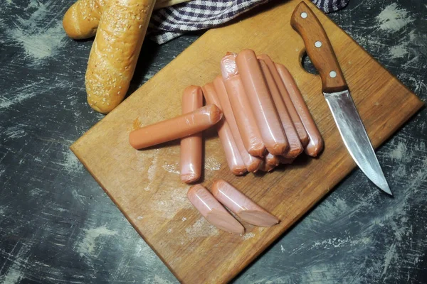 Zdrowy Hot Dog Ubrany Jogurt Salsę Ogórkową Rzodkiewkami Ciemnym Tle — Zdjęcie stockowe