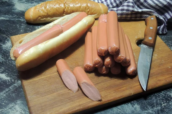 Hot Dog Saudável Vestido Com Iogurte Salsa Pepino Com Rabanetes — Fotografia de Stock