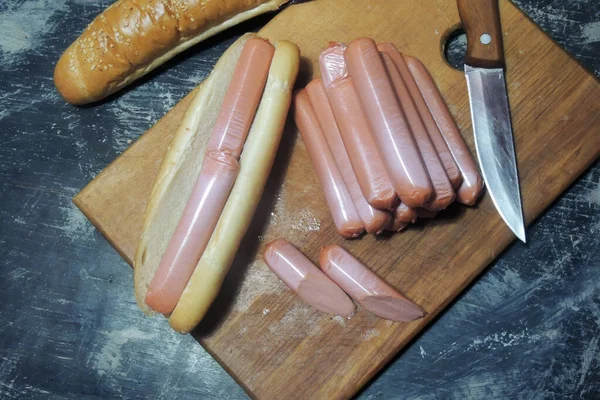 Zdrowy Hot Dog Ubrany Jogurt Salsę Ogórkową Rzodkiewkami Ciemnym Tle — Zdjęcie stockowe