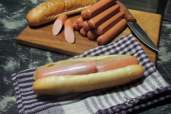 Hot Dog Saudável Vestido Com Iogurte Salsa Pepino Com Rabanetes — Fotografia de Stock