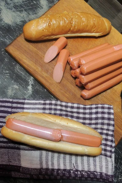 Hot Dog Saudável Vestido Com Iogurte Salsa Pepino Com Rabanetes — Fotografia de Stock