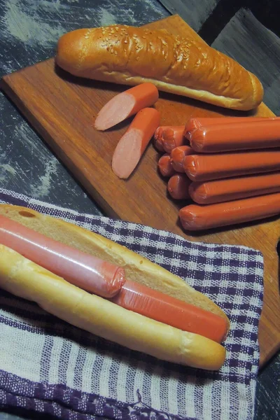 Υγιές Hot Dog Ντυμένο Γιαούρτι Και Αγγούρι Salsa Ραπανάκια Σκούρο — Φωτογραφία Αρχείου