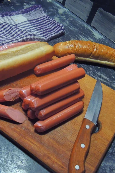 Gezonde Hot Dog Gekleed Met Yoghurt Komkommer Salsa Met Radijsjes — Stockfoto